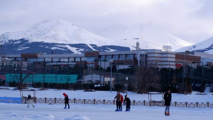 Erzurum'da buz tutmuş havuzda paten keyfi