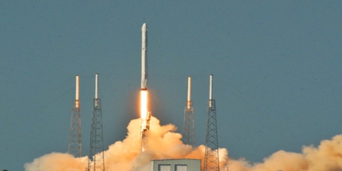 SpaceX'in Falcon 9 roketi okyanustaki platforma indi