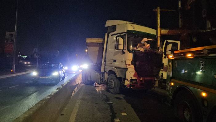 Kağıthane’de kontrolden çıkan hafriyat kamyonu beton bariyerlere çıktı