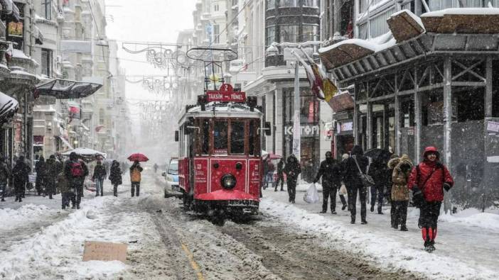 Kar İstanbul'u felç edecek. 12 bin personelle AKOM alarma geçti. Tarih belli oldu