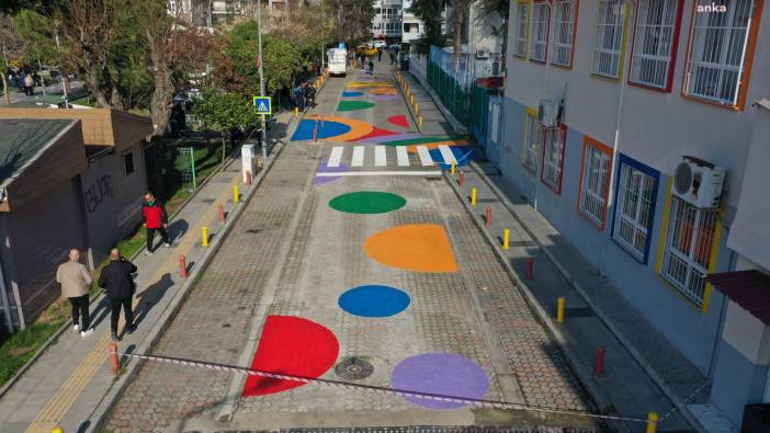 Konak Belediyesi öğrencilerin yaya güvenliği için renkli yol uygulaması başlattı