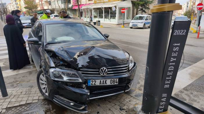 Aydınlatma direğine çarpan otomobilin sürücüsü yaralandı