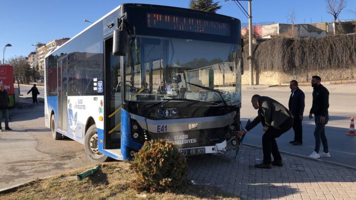 Elazığ'da halk otobüsü ile otomobil çarpıştı: Bir yaralı