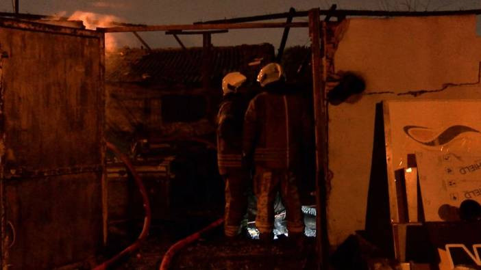 Sultangazi'de gecekonduda çıkan yangın iş yerlerine sıçradı