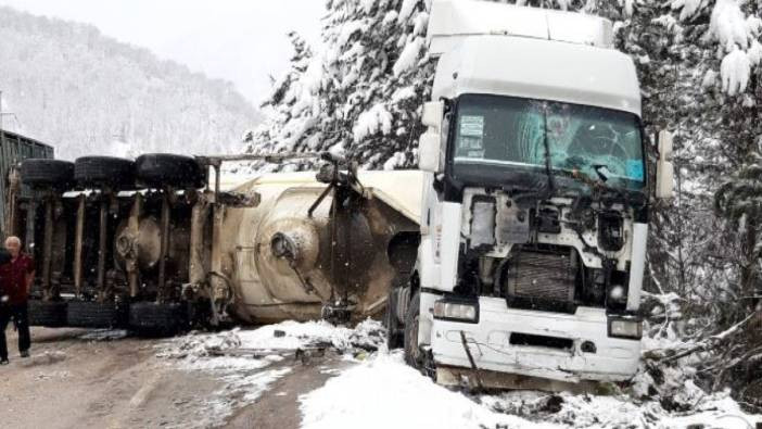 Soda yüklü TIR devrildi