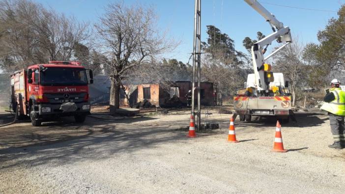 Adana Kozan'da traktörden çıkan kıvılcım evi küle çevirdi