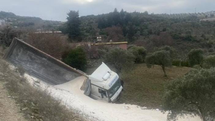 Çakıl yüklü kamyon zeytin bahçesine uçtu