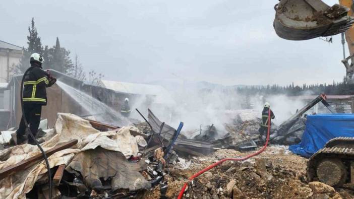 Hatay'da korkutan yangın! Konteynerler alevlere teslim oldu