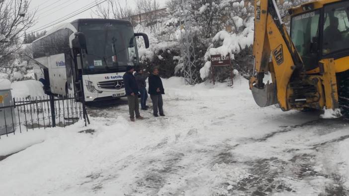 Ihlara’da kar yağışı hayatı olumsuz etkiledi: tur otobüsü mahsur kaldı