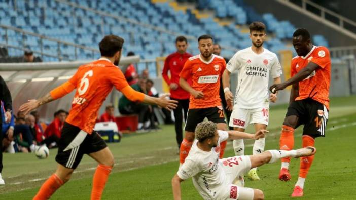 Adanaspor'un golü hakeme çarptı iptal oldu!