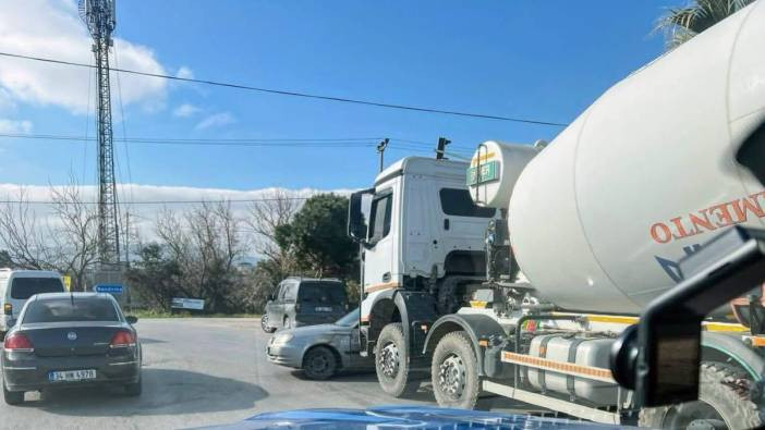Balıkesir'de beton mikseri ile otomobil çarpıştı