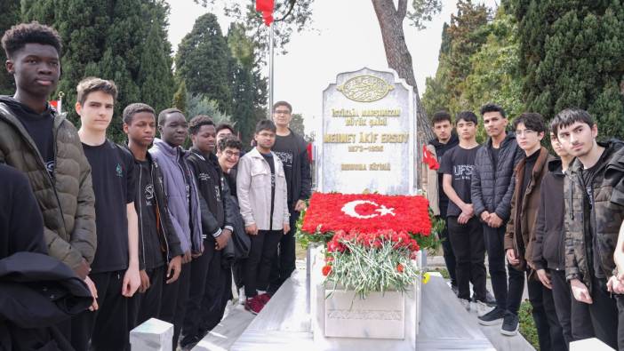 İstiklal Marşı'nın 104. yılı: Milli şair Mehmet Akif Ersoy Edirnekapı Şehitliği'ndeki kabri başında anıldı