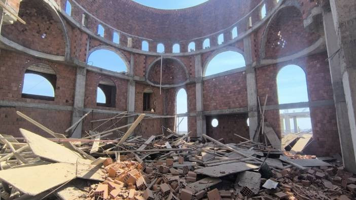 Nusaybin’de cami inşaatının iskelesi çöktü: 2 işçi ağır yaralı