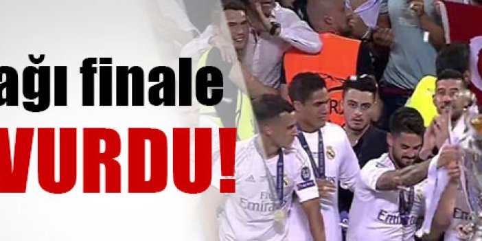 Şampiyonlar Ligi kupa töreninde Türk bayrağı