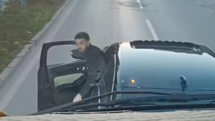 Trafikte şoförü ile tartıştığı kamyonu yumrukladı