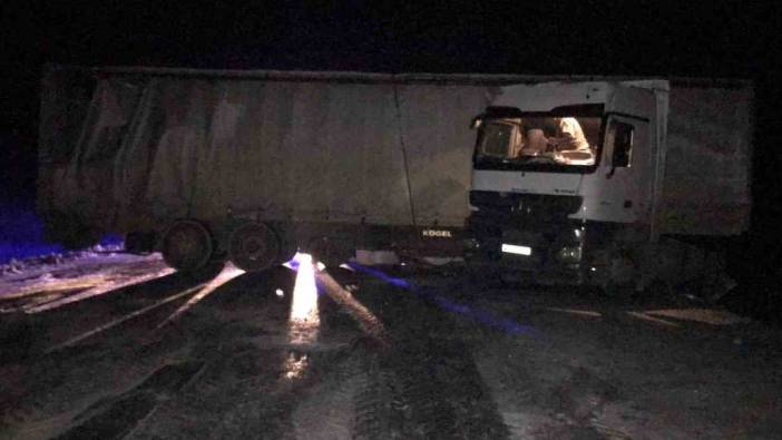 Ilgar Dağı’nda buzlanmadan kayan tır, yolu kapattı