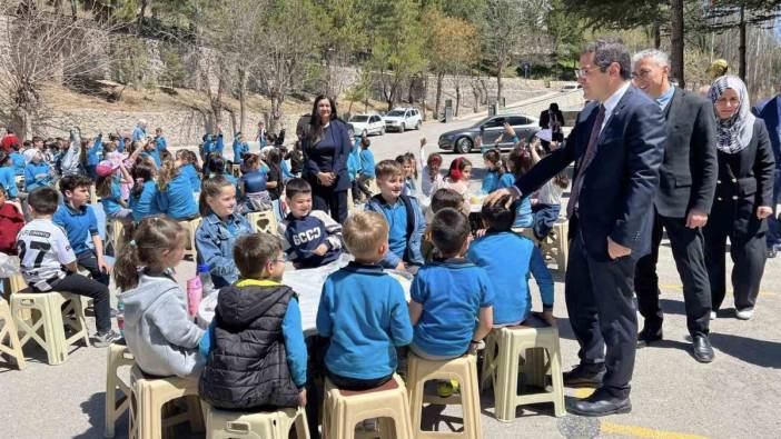 Okul bahçesindeki pilav şenliğinde öğrenciler