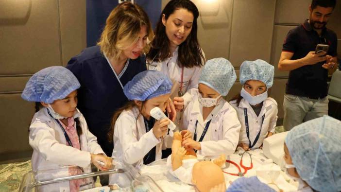 Çocuklar doktor olup maketlere ameliyat yaptı