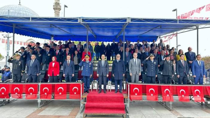 Bandırma’da 23 Nisan, Cumhuriyet Meydanı’nda kutlandı
