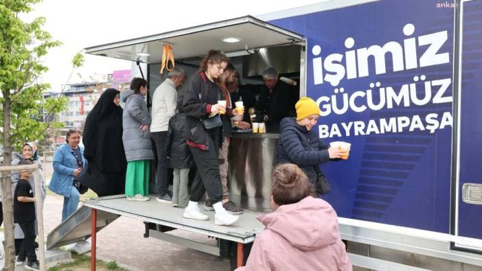 Bayrampaşa Belediyesi, depremin ardından toplanma alanlarında bekleyenlere çorba dağıttı