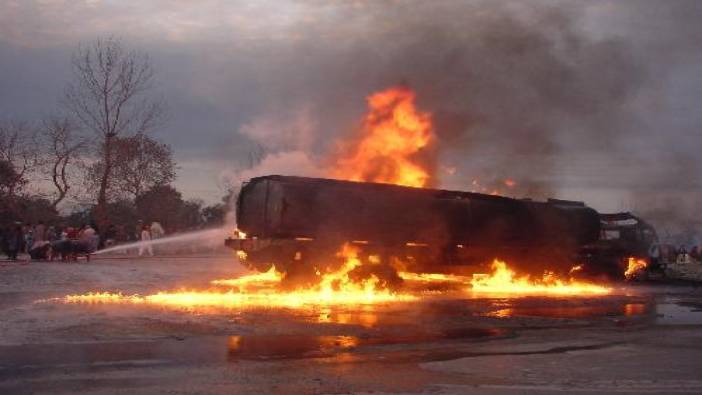 Pakistan'da yakıt tankeri patladı: 2 ölü, 56 yaralı