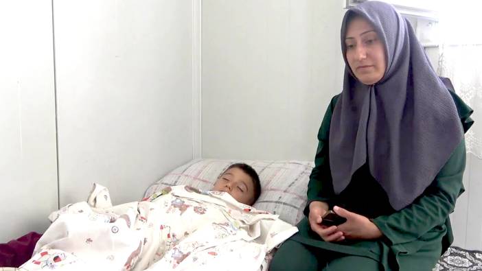 Depremzede annenin çaresizliği! 'Çocuklarımın hayali bir evimiz olsun yatağımız olsun'