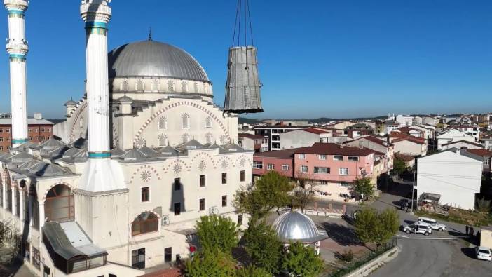 Depremde hasar gören Arnavutköy'deki Sıddık Camii’nin minaresi söküldü
