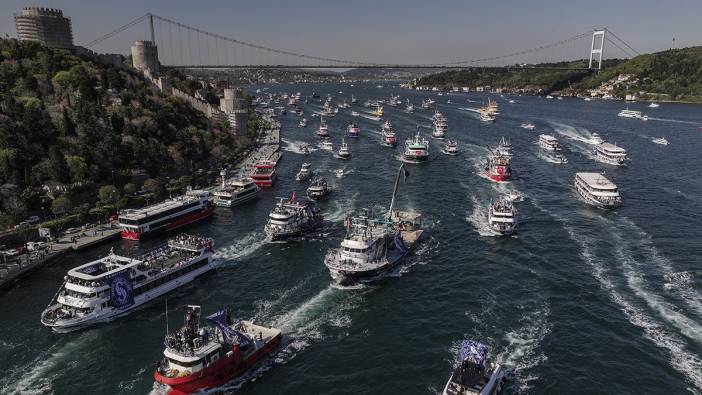 Sarıyerli taraftarlar şampiyonluğu boğazda kutladı