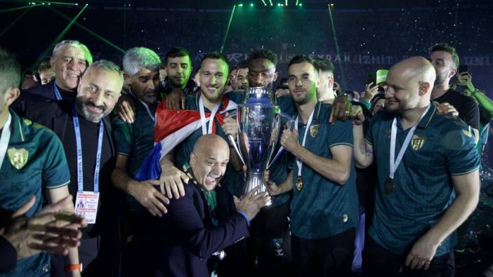 Şampiyon Kocaelispor kupasını kaldırdı