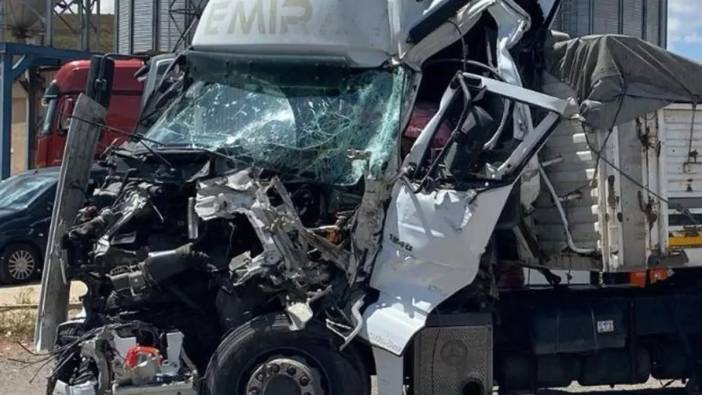 Tır hurdaya döndü, sürücü bu kazadan sağ kurtuldu
