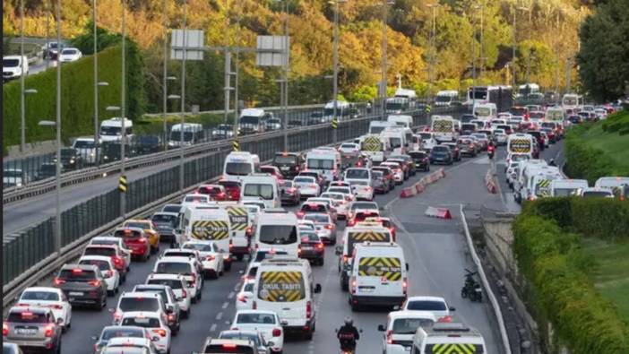 Bu istikametleri  kullananlar dikkat: İstanbul’da trafik kilitlendi!