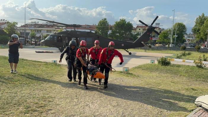 Paraşütle kayalıklara düşen turist, askeri helikopterle kurtarıldı