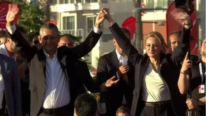 Bir milletvekili CHP’ye katıldı! Rozeti Özgür Özel taktı