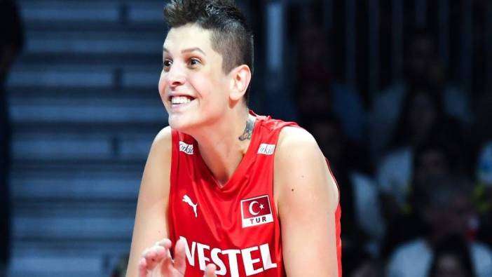 Ebrar Karakurt'un yeni takımını annesi gösterdi