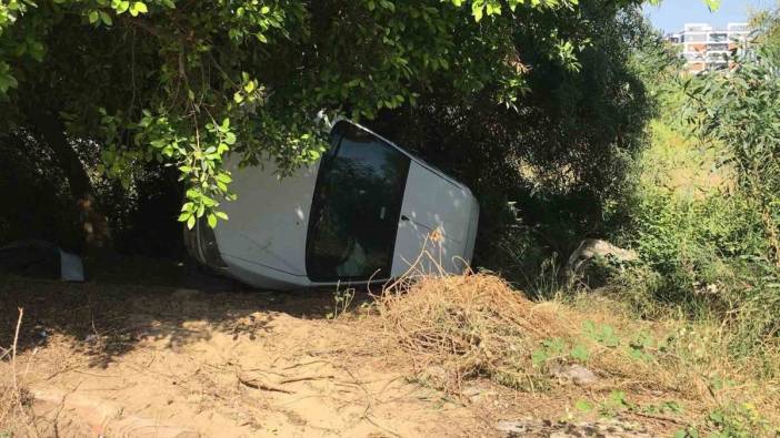Mersin’de feci kaza: Otomobil bahçeye uçtu!