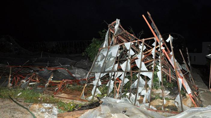 Antalya'da hortum! Seralar zarar gördü, evlerin çatısı uçtu