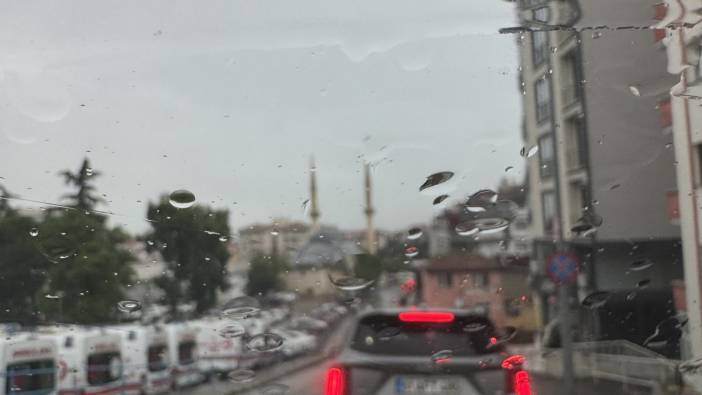 Trabzon'u sağanak vurdu! Caddeler göle döndü, rögarlar taştı