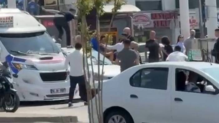 Yol tartışması kavgaya dönüştü: Tekme ve yumruklar havada uçuştu