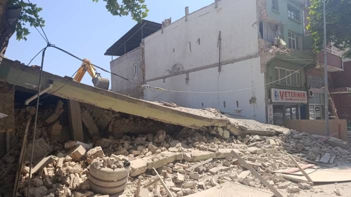 2 katlı bina yıkım sırasında çöktü: Bitişikteki binada da hasar meydana geldi