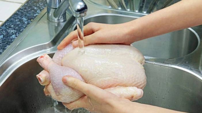 Çiğ tavuğu yıkamanın bilinmeyen zararları ortaya çıktı