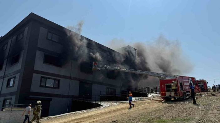 Arnavutköy’de bir fabrika küle döndü
