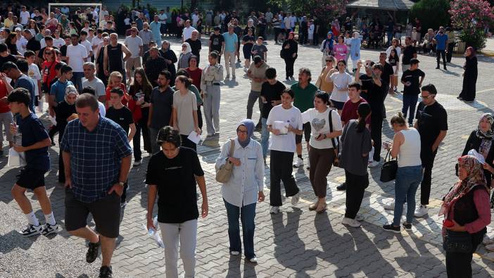 Çocuklar salonda, aileler dışarda terledi