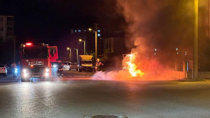 Kahramanmaraş'ta yanan otomobil hurdaya döndü