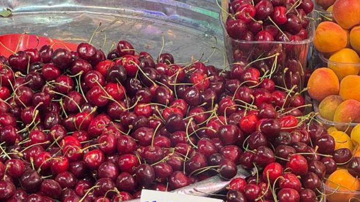 Belediye Başkanı'ndan görenleri şoke eden kiraz paylaşımı