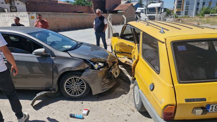Çorum'da iki otomobil çarpıştı: 3 yaralı