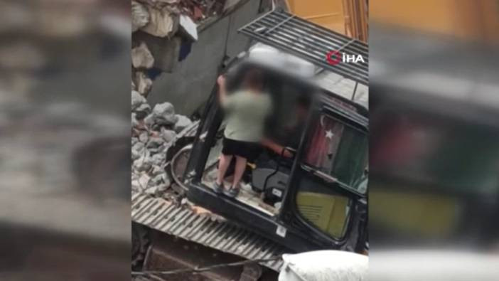 İstanbul’un göbeğinde büyük tehlike: Çocuklar dev kepçeyi hareket ettirdi