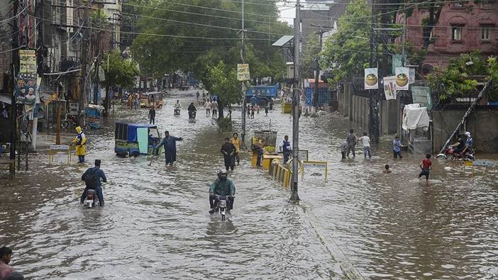 Bir ülke daha sele teslim oldu! Pakistan'da ölü sayısı artıyor