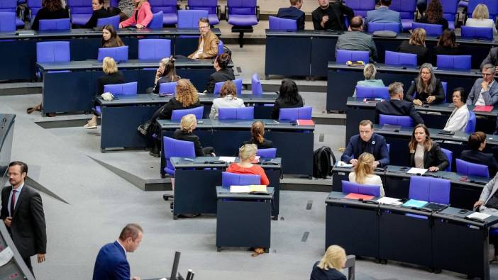 Alman Palamentosu'nda Srebrenitsa gerginliği: Sırt dönerek tepki gösterdiler
