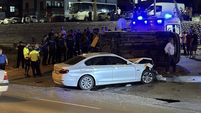 Otomobille çarpışan minibüs devrildi: 9 yaralı