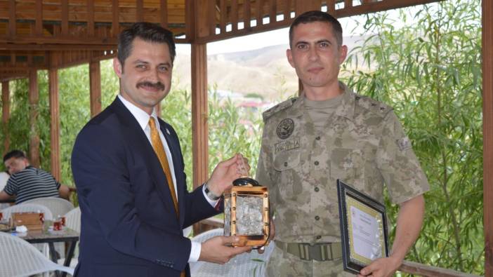 Tuzluca’da duygusal veda: Garnizon komutanı ve müftü uğurlandı!